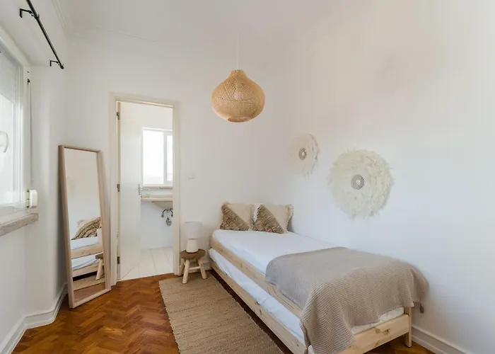 Casa Boma - Lighting With Private Balcony - Campolide I *